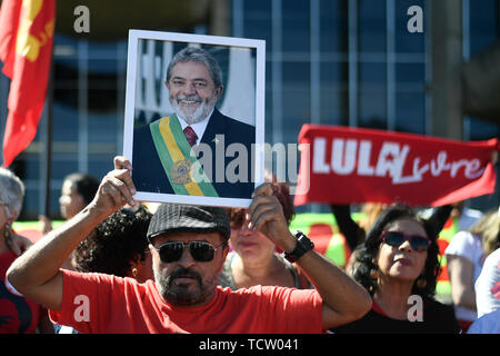 Brasilia, Brésil. 10 Juin, 2019. DF - Brasilia - 06/10/2019 - Manifestation contre Sergio Moro - Les partisans de l'ancien président Luiz Inacio Lula da Silva au cours d'une manifestation ce lundi 10 juin, contre le ministre de la Justice, Sergio Moro, en face du siège du ministère de la Justice. Photo : Mateus Bonomi/AGIF : Crédit AGIF/Alamy Live News Banque D'Images