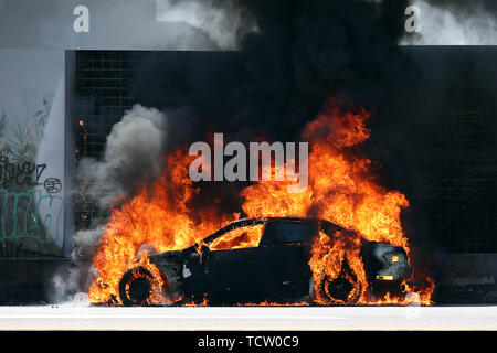 Lisbonne, Portugal. 10 Juin, 2019. Une voiture est consommée par les flammes sur l'autoroute 5 (A5) qui relie Lisbonne et Cascais, à Linda-a-Velha, Oeiras, Portugal, le 10 juin 2019. Les pompiers n'avait pas de dossier sur les blessures en raison de l'accident. Credit : Petro Fiuza/Xinhua/Alamy Live News Banque D'Images