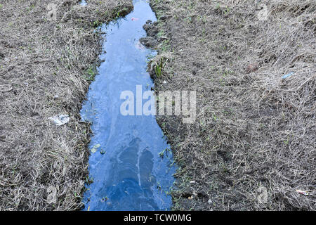 Guarulhos, Brésil. 10 Juin, 2019. Corrego pollué en la région de l'aéroport de Guarulhos, ce lundi (10). Credit : Roberto Casimiro/FotoArena/Alamy Live News Banque D'Images