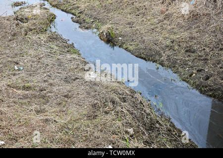 Guarulhos, Brésil. 10 Juin, 2019. Corrego pollué en la région de l'aéroport de Guarulhos, ce lundi (10). Credit : Roberto Casimiro/FotoArena/Alamy Live News Banque D'Images