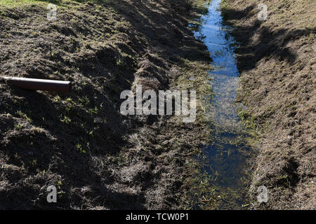 Guarulhos, Brésil. 10 Juin, 2019. Corrego pollué en la région de l'aéroport de Guarulhos, ce lundi (10). Credit : Roberto Casimiro/FotoArena/Alamy Live News Banque D'Images