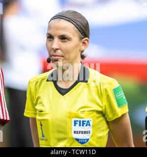 Paris, France. 10 Juin, 2019. Arbitre Stéphanie Frappart (FRA) avant de l'Argentine et le Japon, valide pour la femme 2019&# 39;s Worup, Cup, qui a eu lieu ce lundi (10) au Parc des Princes à Paris, France. (Photo : Richard est/Fotoarenarena) Banque D'Images