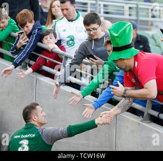 Aviva Stadium de Dublin, Irlande. 10 Juin, 2019. Qualification Championnat d'Europe de football, l'Irlande par rapport à Gibraltar ; République d'Irlande assistant manager Robbie Keane salue des partisans de l'avant de lancer contre Gibraltar : Action Crédit Plus Sport/Alamy Live News Banque D'Images