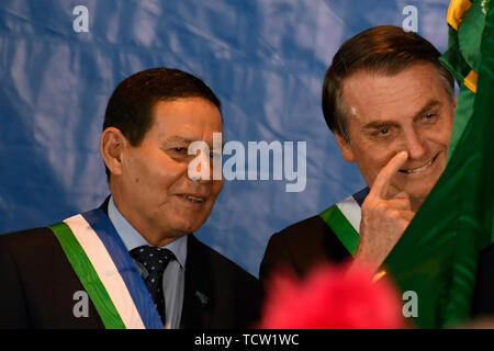 Brasilia, Brésil. 10 Juin, 2019. DF - Brasilia - 06/10/2019 - 20 ans Ministère de la Défense - Président de la République, avec l'Bolsonaro Jaďr, videorecord Mourao Hamilton lors de la commémoration du 20e anniversaire du ministère de la Défense Photo : Mateus Bonomi/AGIF : Crédit AGIF/Alamy Live News Banque D'Images