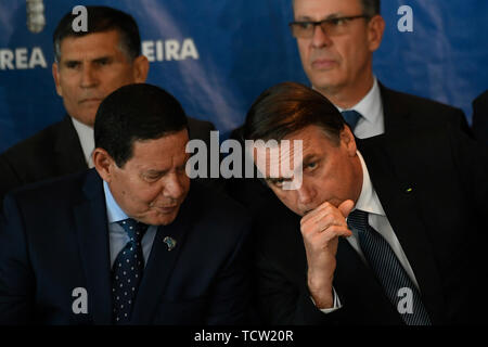 Brasilia, Brésil. 10 Juin, 2019. DF - Brasilia - 06/10/2019 - 20 ans Ministère de la Défense - Président de la République, avec l'Bolsonaro Jaďr, videorecord Mourao Hamilton lors de la commémoration du 20e anniversaire du ministère de la Défense Photo : Mateus Bonomi/AGIF : Crédit AGIF/Alamy Live News Banque D'Images