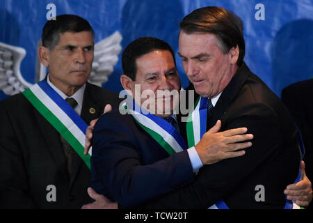 Brasilia, Brésil. 10 Juin, 2019. DF - Brasilia - 06/10/2019 - 20 ans Ministère de la Défense - Président de la République, avec l'Bolsonaro Jaďr, videorecord Mourao Hamilton lors de la commémoration du 20e anniversaire du ministère de la Défense Photo : Mateus Bonomi/AGIF : Crédit AGIF/Alamy Live News Banque D'Images