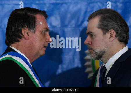 Brasilia, Brésil. 10 Juin, 2019. DF - Brasilia - 10/06/2019 - 20 ans Ministère de la Défense - Président de la République parle avec Bolsonaro Jaďr, STF Président Dias Toffoli lors d'une cérémonie pour commémorer le 20e anniversaire du ministère de la Défense Photo : Mateus Bonomi/AGIF : Crédit AGIF/Alamy Live News Banque D'Images