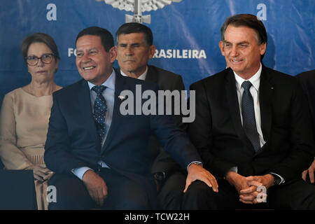 Brasilia, Brésil. 10 Juin, 2019. DF - Brasilia - 06/10/2019 - 20 ans Ministère de la Défense - Président de la République, avec l'Bolsonaro Jaďr, videorecord Mourao Hamilton lors de la commémoration du 20e anniversaire du ministère de la Défense Photo : Mateus Bonomi/AGIF : Crédit AGIF/Alamy Live News Banque D'Images