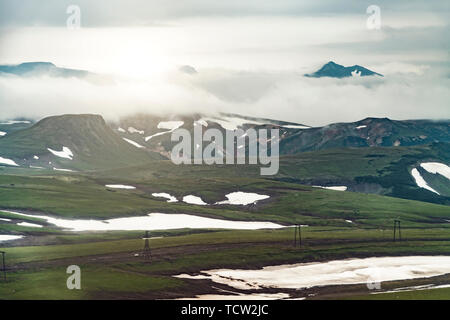 Vue aérienne de paysage aux plaines vertes sur la péninsule du Kamchatka, Russie Banque D'Images
