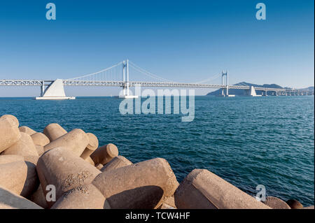 Vue panoramique de Busan Gwangandaegyo Bridge (Pont de diamants), un pont suspendu reliant Haeundae-gu à Suyeong-gu à Busan, Corée du Sud Banque D'Images