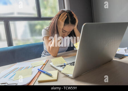 Frustré et fatigué de tête Sensation de femme asiatique Banque D'Images