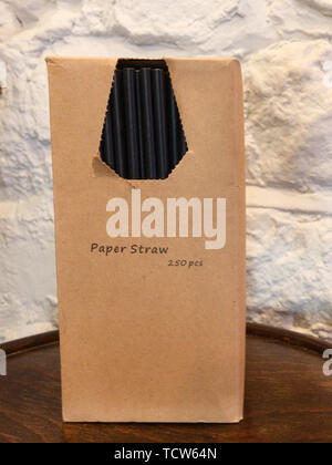 Une boîte de papier respectueux de l'environnement des pailles dans une plaine aucun marquage fort qui remplacent les pailles en plastique, personne dans cette image Banque D'Images