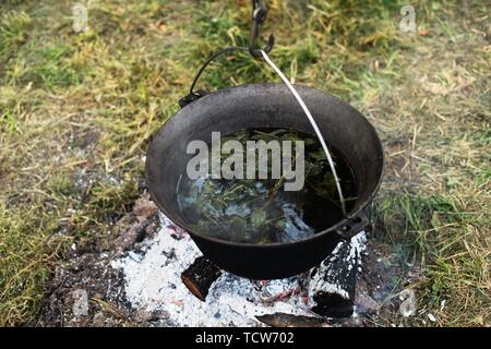 L'eau bouillante dans le quilleur sur le feu. Banque D'Images