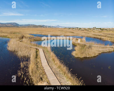 Vue aérienne d'un chemin en bois sur un marais dans le parc naturel des zones humides La Marjal Pego dans et Oliva, Espagne. Banque D'Images