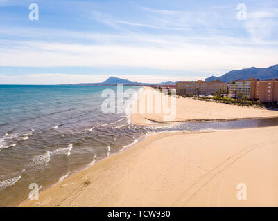 Vue aérienne d'une plage déserte à Denia, Espagne, montagne Montgó est dans l'arrière-plan Banque D'Images