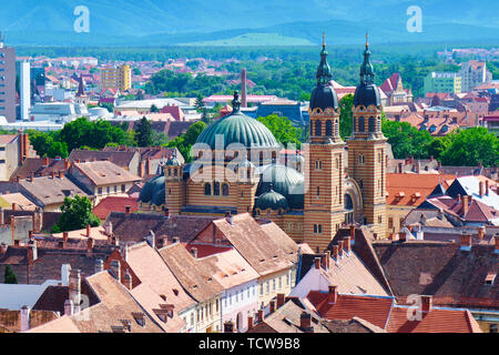 Vue aérienne de la cathédrale Holy Trinity (Catedrala Sfanta Treime din Sibiu) dans la lumière du jour. Cette basilique de style byzantin est le siège de la Roumanie Banque D'Images