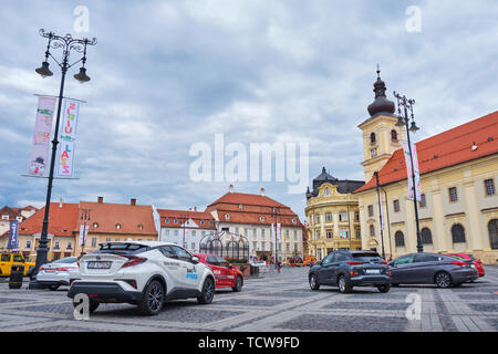 Sibiu, Roumanie, 27 mai 2019 : Toyota et Hyundai voitures sur affichage dans la Grande Place de Sibiu, Roumanie, sur un jour nuageux avec des nuages orageux. Brukenthal Banque D'Images
