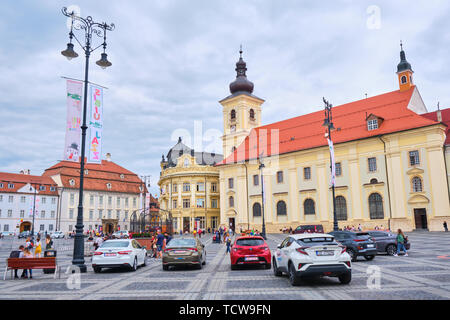 Sibiu, Roumanie, 27 mai 2019 : Toyota et Hyundai voitures sur affichage dans la Grande Place de Sibiu, avec l'Hôtel de Ville, Brukenthal et Sainte Trinité Catho Romain Banque D'Images