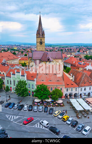 Sibiu, Roumanie - 27 mai 2019 : Vue aérienne de la petite place (Piata Mica) à Sibiu, à l'imposante tour d'angle de la cathédrale luthérienne de Saint Mary dans Banque D'Images