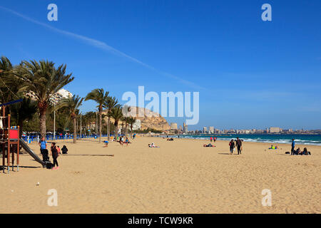 Platja del une large plage de sable de Postiguet d'Alicante sur la Costa Blanca en Espagne côte Banque D'Images