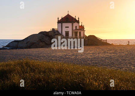 Vila Nova de Gaia, Portugal - 09 juin 2019 : Chapelle dans les falaises au bord de la mer au coucher du soleil, district de Porto, Portugal Banque D'Images