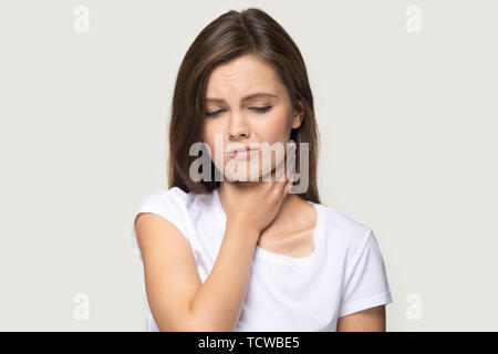 Head shot portrait woman touch cou sent la douleur dans la gorge Banque D'Images