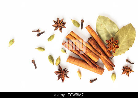 Concept d'aliments sains Mélange d'épices biologiques de l'anis étoilé, cannelle, baie et cardamome sur fond blanc Banque D'Images