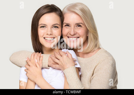 Portrait Portrait belle grand-mère et petite-fille embrassant looking at camera Banque D'Images