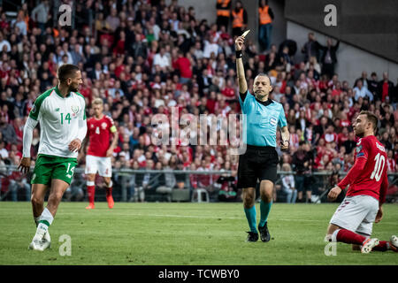 Danemark, copenhague - le 7 juin 2019. Arbitre Cuneyt Cakir vu au cours de l'EURO 2020 match de qualification entre le Danemark et l'Irlande à Telia Parken de Copenhague. (Photo crédit : Gonzales Photo - Kim M. Leland). Banque D'Images