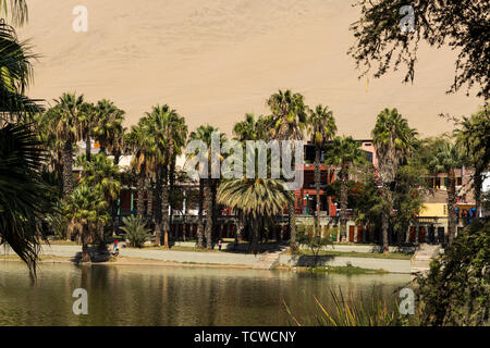 L'oasis de Huacachina, entouré de palmiers, le Pérou, Amérique du Sud Banque D'Images