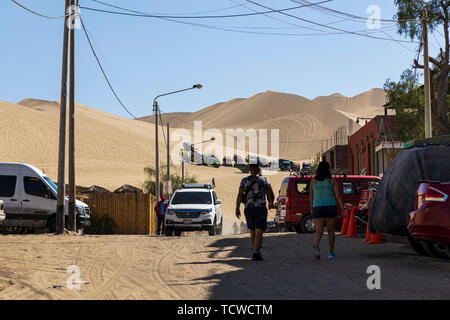 Dunes de sable et de dune buggies à Huacachina, Pérou, Amérique du Sud Banque D'Images