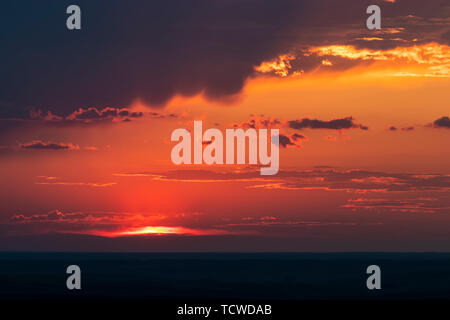 Une boule orange coucher de Steptoe Butte, Palouse, Washington, USA. Banque D'Images