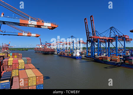 Hambourg, Allemagne - 2019.05.13 : les terminaux à conteneurs hhla burchardkai waltershof eurogate et predöhlkai, contexte : Elbe Banque D'Images