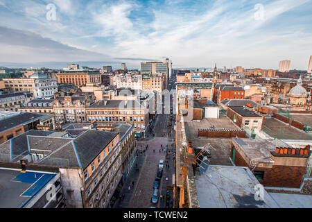 Une large vue plongeante sur une rue, les immeubles et les toits du centre-ville de Glasgow, Ecosse, Royaume-Uni. Banque D'Images