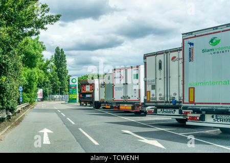 Le dos des poids lourds européens continentaux principalement stationné à Medway Services sur le M2. Banque D'Images