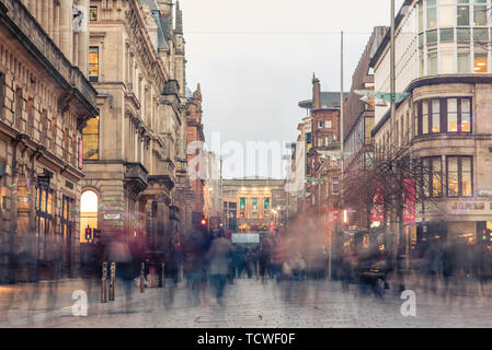 Glasgow / Ecosse - Février 15, 2019 : un flou d'acheteurs et les banlieusards au cours de l'heure de pointe du soir sur Buchanan Street dans le centre-ville Banque D'Images