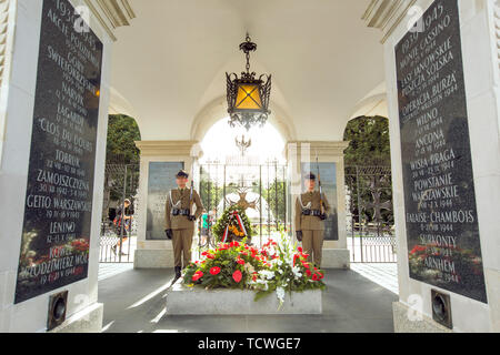 L'Europe, Pologne, Varsovie, églises, rues, églises, des célébrités, des anciennes maisons, les routes, les routes, les villes, le trafic, monuments, sculptures Banque D'Images