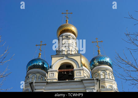 Vladivostok, Krai-February 13 Primorsky, 2019 : Cathédrale Pokrovsky contre le ciel bleu Banque D'Images