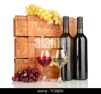 Caisses en bois avec des bouteilles de vin isolated on white Banque D'Images