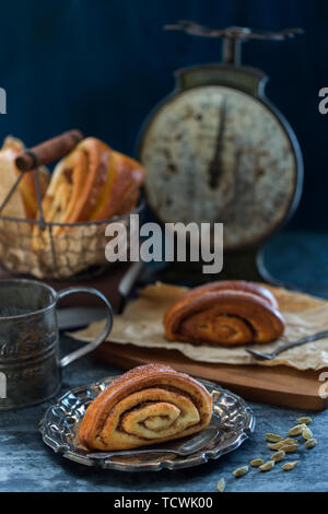 À la cannelle pain finlandais fond Korvapuusti American style européen est l'argenterie art fer décoration rétro Banque D'Images