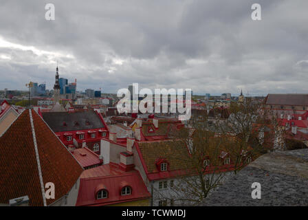 Vue sur Tallinn depuis la vieille ville du haut, Tallinn, Estonie Banque D'Images