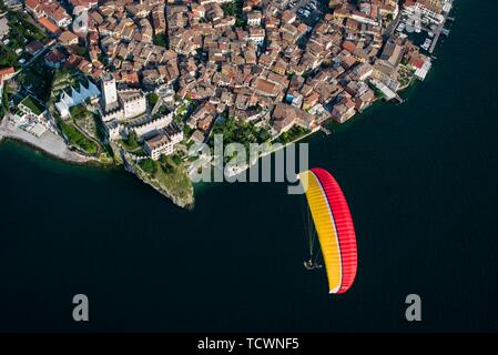 Parapente sur la vieille ville et Castello di Malcesine, Malcesine sur le lac de Garde, vue aérienne, Province de Vénétie, Italie Banque D'Images