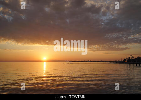 Beau coucher de soleil spectaculaire sur le fond de la mer calme. Banque D'Images