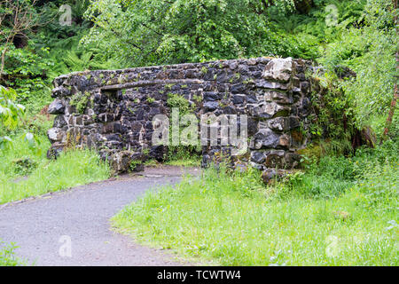 D'anciennes ruines de l'ancienne chambre de brouillard ou Grotto situé au milieu de Parkhill Woods dans Lochwinnoch en Écosse. Une fois utilisé comme type de maison et wa Banque D'Images