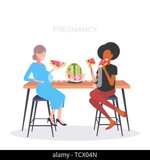 Les femmes enceintes couple eating watermelon fruits frais mélanger filles course discutez lors de la grossesse et de la maternité réunion télévision concept full length Illustration de Vecteur