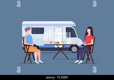 Couple sitting at table près de camping famille semi-remorque caravane voiture homme femme spendingtime togeher concept vacances d''une longueur complète Illustration de Vecteur