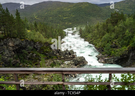 Une rivière entourée de montagnes vu du train Oslo-Bergen, un des plus spectaculaires de fer européens, la Norvège Banque D'Images