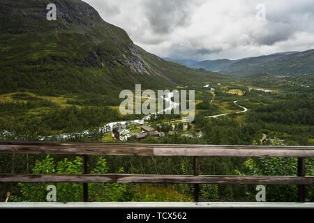 Mountain Valley dans le comté de Hordaland en vue de l'train Oslo-Bergen, Norvège Banque D'Images