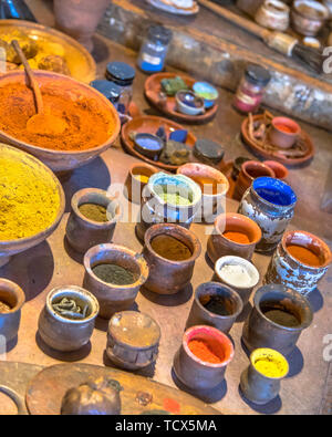 Poudres de pigments pour les peintures à l'huile comme elles ont été faites par des maîtres peintres néerlandais dans golden age 17e siècle à Amsterdam Banque D'Images