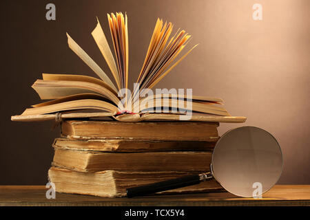 Loupe et livres sur table Banque D'Images